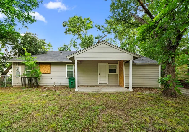 Photo 4 of Single family home for sale at 5835 Southseas St, Houston, TX 77033 | MLS# 80912300 | Listing updated on 2026-09-14