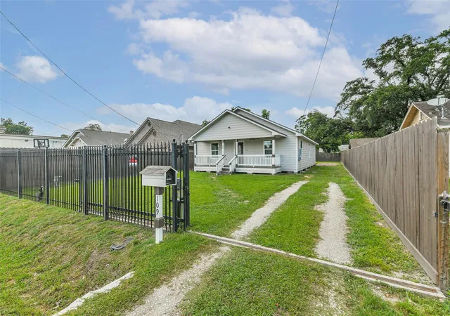 Photo 2 of Single family home for sale at 109 Neyland St, Houston, TX 77022 | MLS# 60548300 | Listing updated on 2026-07-18