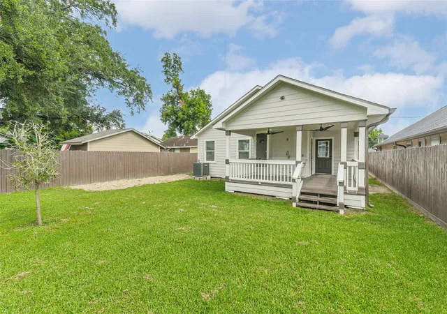Photo 3 of Single family home for sale at 109 Neyland St, Houston, TX 77022 | MLS# 60548300 | Listing updated on 2026-07-18