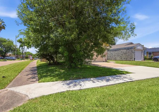Photo 3 of Single family home for sale at 16226 Alden Ridge Dr, Houston, TX 77053 | MLS# 71888706 | Listing updated on 2026-09-15