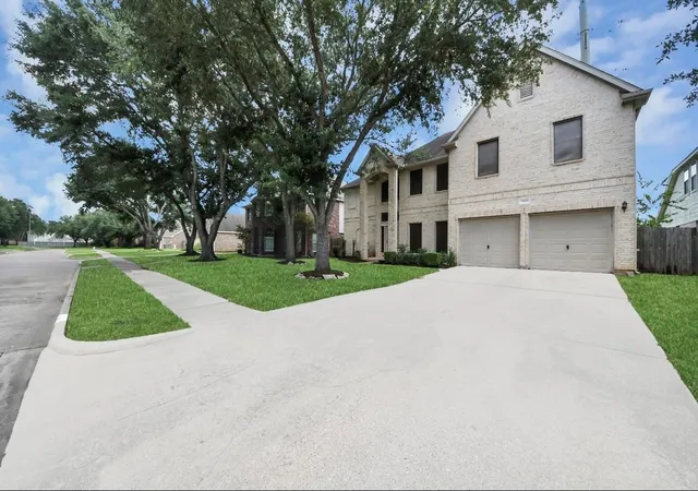 Photo 3 of Single family home for sale at 3035 Aspen Holw Ln, Sugar Land, TX 77479 | MLS# 80593569 | Listing updated on 2026-10-06