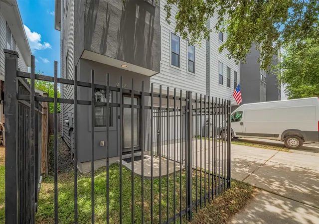 2nd image of 2115 Hadley St, Houston, TX 77003 | MLS# 67206013