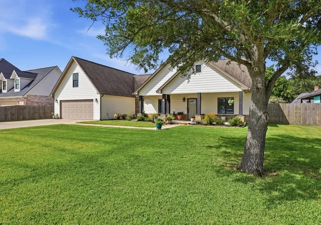 Homes for sale in Nederland, TX | 613 13th St, Nederland, TX 77627 | MLS# 88583511