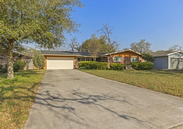 2nd image of 9766 Westview Dr, Houston, TX 77055 | MLS# 81389318