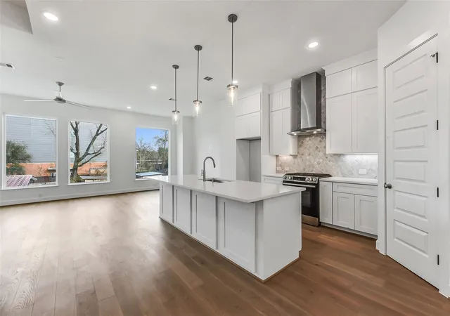 Photo 2 of Single family home for sale at 806 Fisher St #C, Houston, TX 77018 | MLS# 77239455 | Listing updated on 2026-09-14