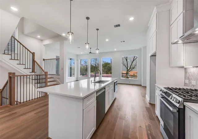 Photo 3 of Single family home for sale at 806 Fisher St #C, Houston, TX 77018 | MLS# 77239455 | Listing updated on 2026-09-14