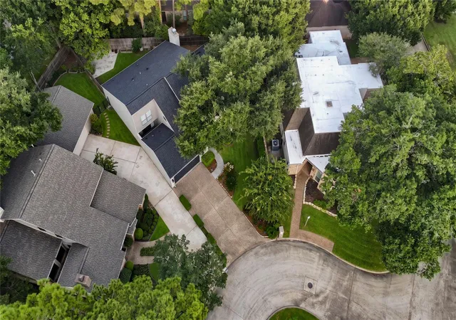 Photo 3 of Single family home for sale at 407 Barkers Landing Ct, Houston, TX 77079 | MLS# 62356404 | Listing updated on 2026-09-22