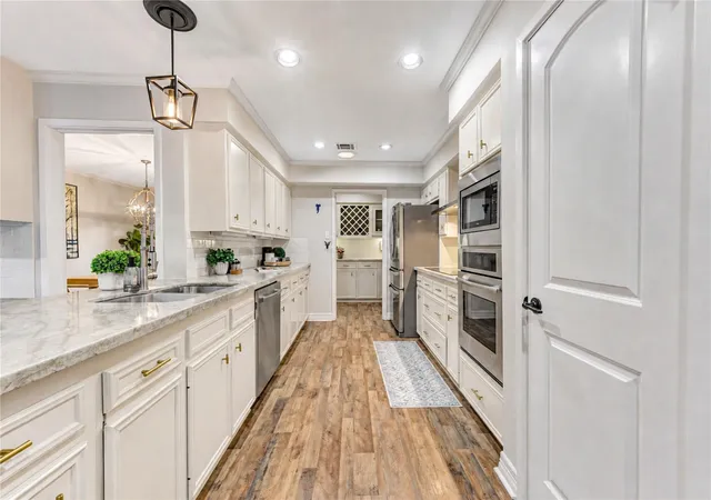 Photo 4 of Single family home for sale at 407 Barkers Landing Ct, Houston, TX 77079 | MLS# 62356404 | Listing updated on 2026-09-22