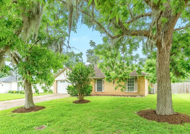 3rd image of 105 Sugar Cane Tr, Lake Jackson, TX 77566 | MLS# 78451442