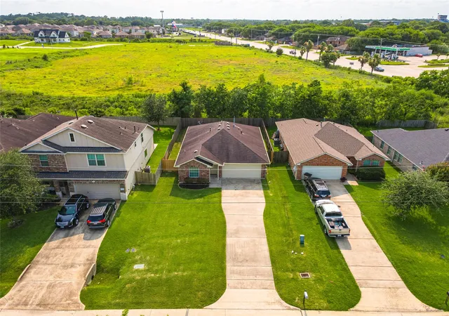 Homes for sale in Dickinson, TX | 4131 Country Club Dr, Dickinson, TX 77539 | MLS# 25746451