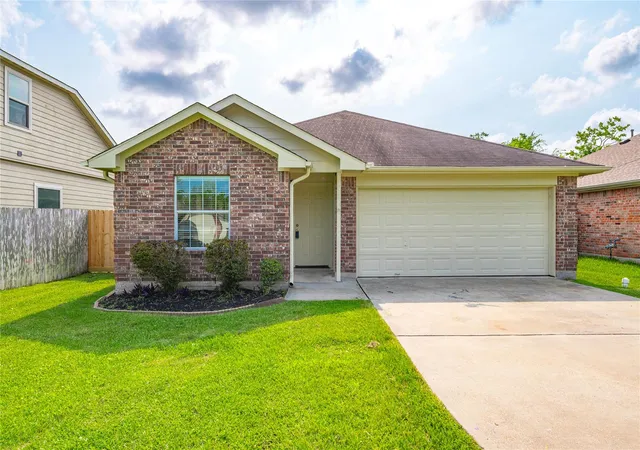 Homes for sale in Dickinson, TX | 4131 Country Club Dr, Dickinson, TX 77539 | MLS# 25746451