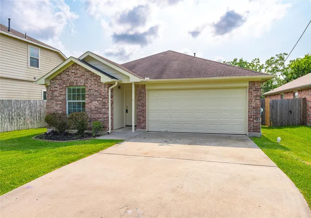 Homes for sale in Dickinson, TX | 4131 Country Club Dr, Dickinson, TX 77539 | MLS# 25746451