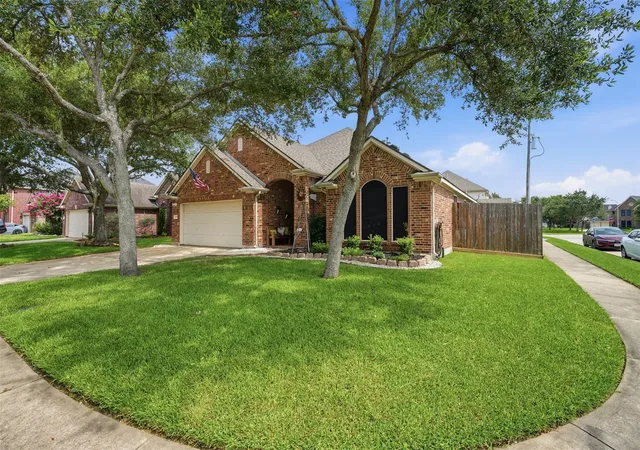 4th image of 2121 Sugar Hill Dr, Deer Park, TX 77536 | MLS# 25939487
