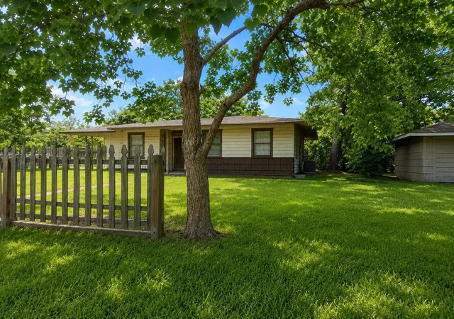 4th image of 320 Temple St, Woodville, TX 75979 | MLS# 93477672