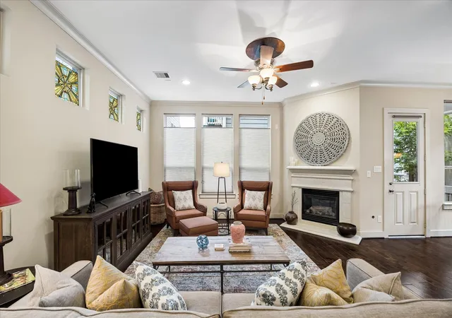 Photo 2 of Sale Pending at 1517 Dyer Lake Ln, Houston, TX 77008 | MLS# 43873035 | Listing updated on 2026-09-19