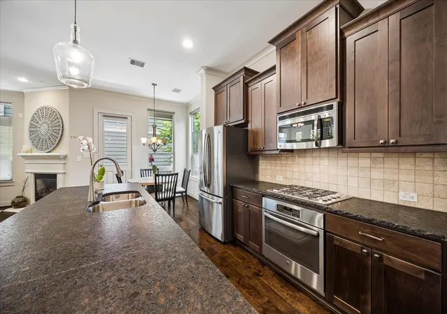 Photo 3 of Sale Pending at 1517 Dyer Lake Ln, Houston, TX 77008 | MLS# 43873035 | Listing updated on 2026-09-19