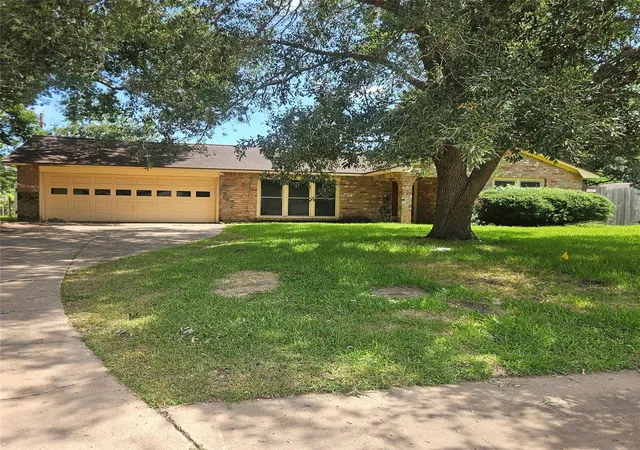 Photo 2 of Sale Pending at 219 Carnation St, Lake Jackson, TX 77566 | MLS# 84271385 | Listing updated on 2026-09-08