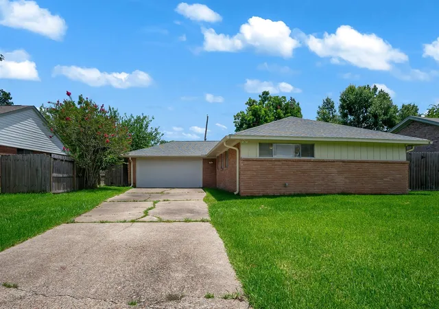 Homes for sale in Baytown, TX | 5404 Lorraine Dr, Baytown, TX 77521 | MLS# 83540162