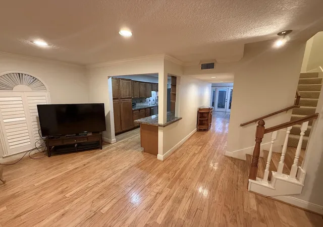 4th image of 12975 Trail Hollow Dr Dr, Houston, TX 77079 | MLS# 57247974