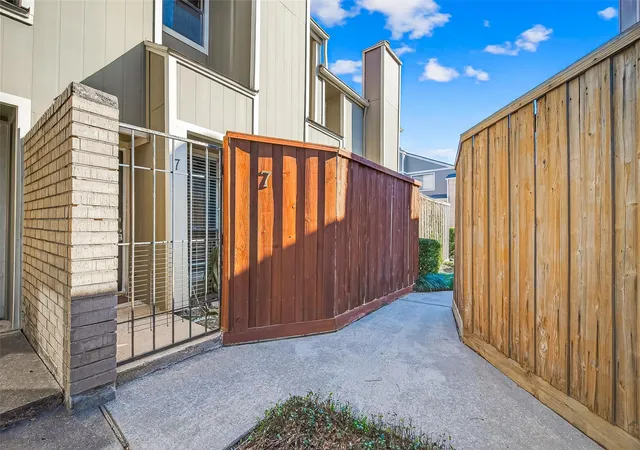 1st image of 1920 Augusta Dr #7, Houston, TX 77057 | MLS# 61605842