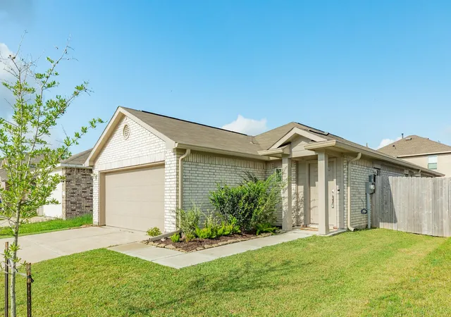 3rd image of 108 Cullen St, Angleton, TX 77515 | MLS# 83856211