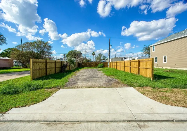 2nd image of 142 Flamingo Bight S, Baytown, TX 77523 | MLS# 95694750
