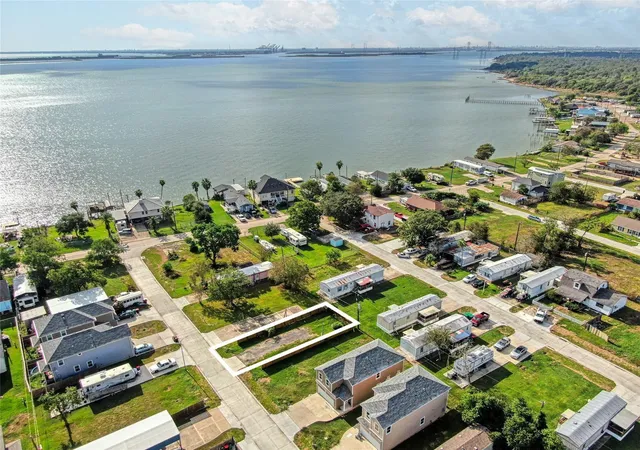 3rd image of 142 Flamingo Bight S, Baytown, TX 77523 | MLS# 95694750