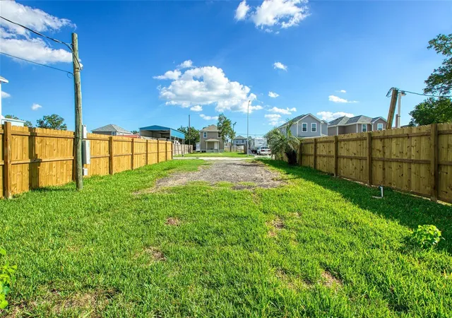 4th image of 142 Flamingo Bight S, Baytown, TX 77523 | MLS# 95694750