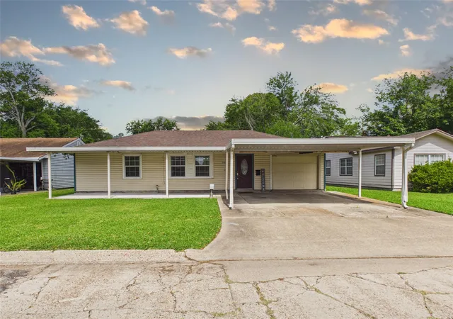 Homes for sale in Baytown, TX | 505 S Circle Dr, Baytown, TX 77520 | MLS# 77457682