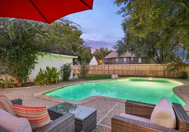 2nd image of 1414 W Castlewood Ave, Friendswood, TX 77546 | MLS# 10429220