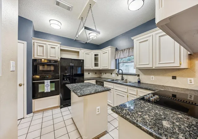 Photo 4 of Sale Pending at 1414 W Castlewood Ave, Friendswood, TX 77546 | MLS# 10429220 | Listing updated on 2026-09-16