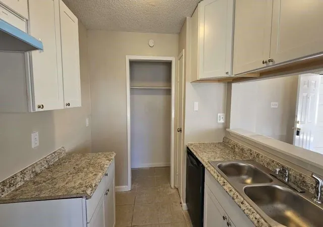 Listing Photo 4 - Condo for sale in building located at 5518 Farley Dr, Houston, TX 77032