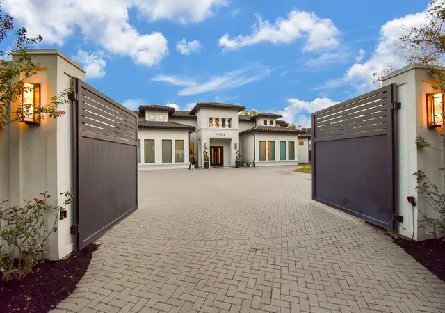 2nd image of 32 E Shady Ln, Houston, TX 77063 | MLS# 35442194