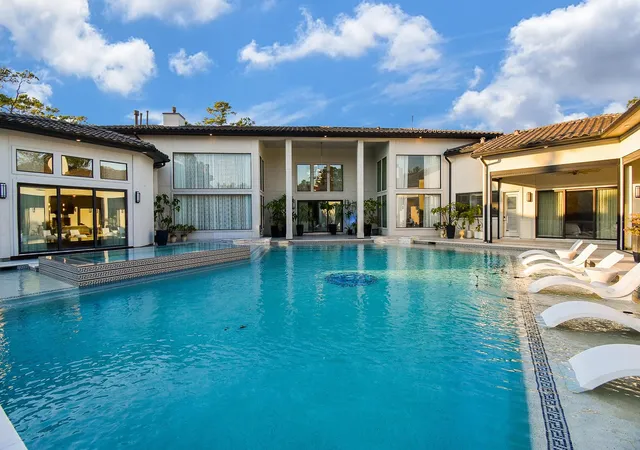 5th image of 32 E Shady Ln, Houston, TX 77063 | MLS# 35442194