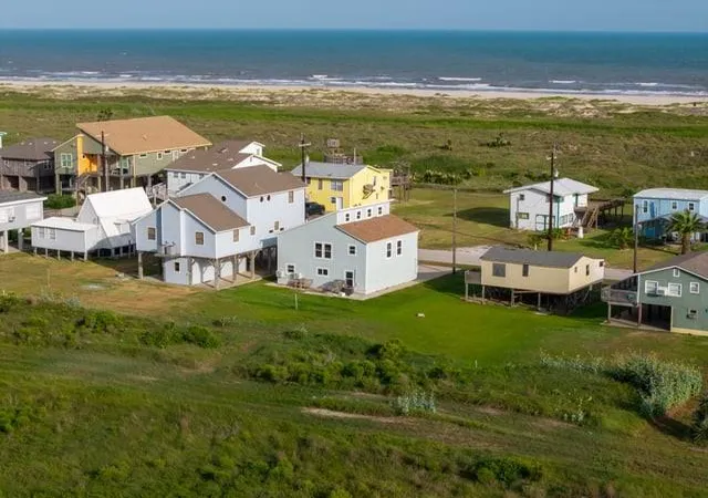 3rd image of 207 Beachfront Dr, Matagorda, TX 77457 | MLS# 43353784