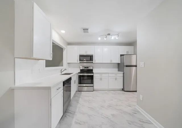 4th image of 1317 Plantation Dr, Dickinson, TX 77539 | MLS# 29472279