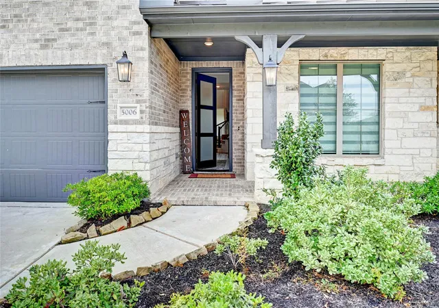 Photo 3 of Single family home for sale at 5006 Albany Shrs Ln, Fulshear, TX 77441 | MLS# 45639105 | Listing updated on 2026-08-02