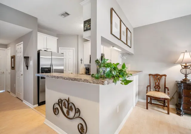 Listing Photo 2 - Condo for sale in building located at 12565 Melville Dr, Montgomery, TX 77356 - Unit #124