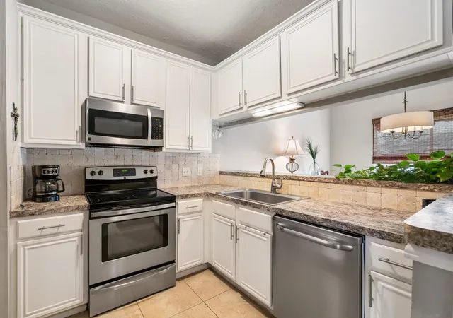 Listing Photo 4 - Condo for sale in building located at 12565 Melville Dr, Montgomery, TX 77356 - Unit #124
