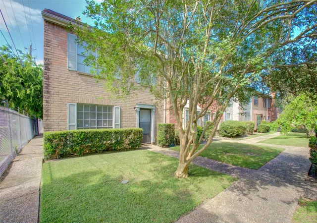 Photo 4 of Townhouse for sale at 4124 Belle Park Dr, Houston, TX 77072 | MLS# 87858705 | Listing updated on 2026-07-07