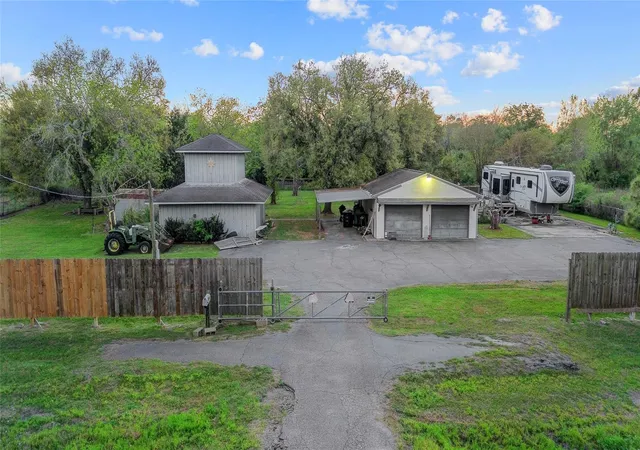 2nd image of 300 Mustang Rd, Alvin, TX 77511 | MLS# 60147784