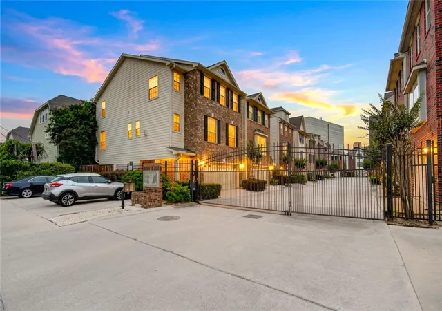 Photo 3 of Single family home for sale at 2607 Enclave At Shady Acres Ct, Houston, TX 77008 | MLS# 11149573 | Listing updated on 2026-09-18