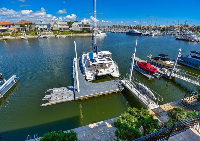 35th image of 313 Harborside Cir, Kemah, TX 77565 | MLS# 84522129