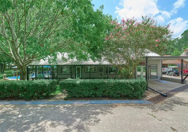 Photo 2 of Single family home for sale at 150 N Lakeway Cir, Trinity, TX 75862 | MLS# 9673832 | Listing updated on 2026-09-11