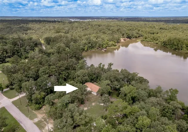 1st image of 221 Chestnut Bnd, Huntsville, TX 77320 | MLS# 97097972
