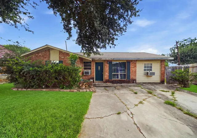 1st image of 10710 Segrest Dr, Houston, TX 77047 | MLS# 18986348