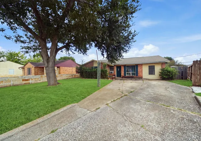 2nd image of 10710 Segrest Dr, Houston, TX 77047 | MLS# 18986348