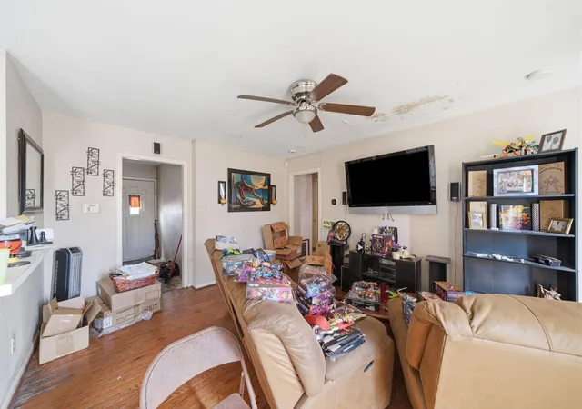 3rd image of 10710 Segrest Dr, Houston, TX 77047 | MLS# 18986348
