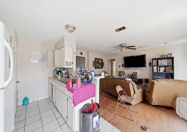 4th image of 10710 Segrest Dr, Houston, TX 77047 | MLS# 18986348
