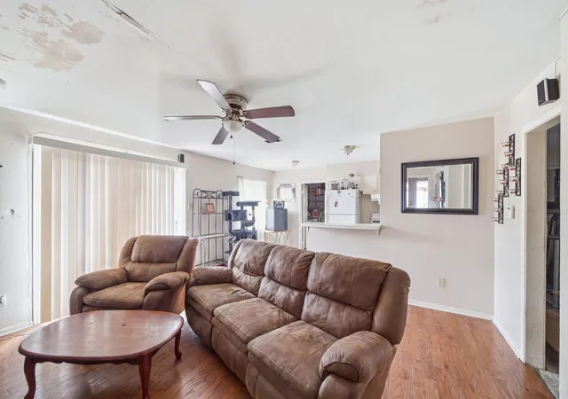 5th image of 10710 Segrest Dr, Houston, TX 77047 | MLS# 18986348